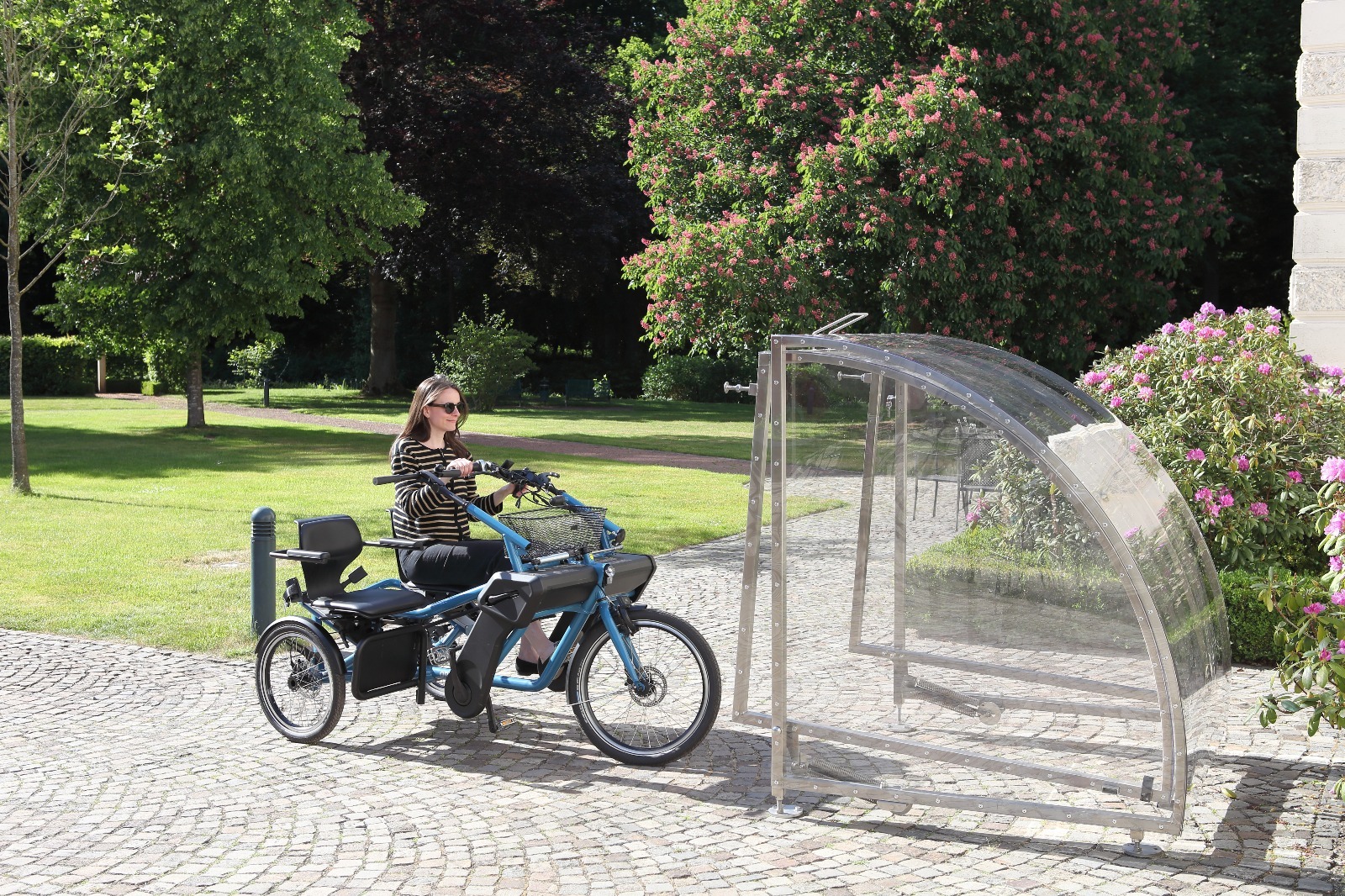 fahrradgarage wo eine frau mit einem tandem rein fährt