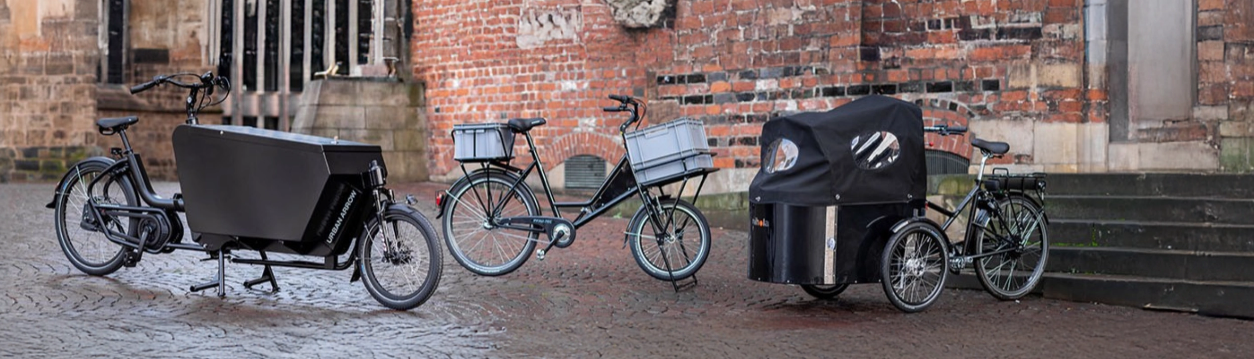 verschiedene-fahrraeder-vor-einem-gebaeude