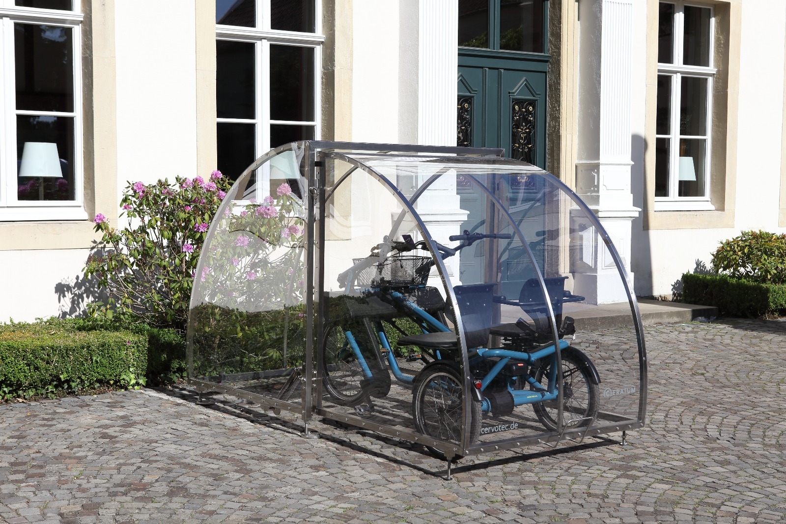 fahrradgarage von cervotec steht draußen vor einem haus